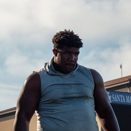 Para efeito de comparação, Parker é mais pesado que a superestrela Aaron Donald, defensor do Los Angeles Rams, que disputa a NFL