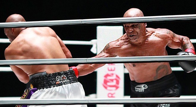 Tyson soltou jabs, saltou e golpeou forte o corpo de Jones