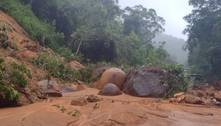 Chuva leva sujeira à praia de Iperoig e ainda causa transtornos em Ubatuba, no litoral de SP