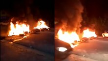 Moradores de Ubatuba queimam pneus em bloqueio contra turistas 