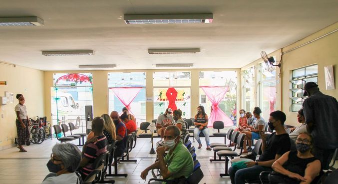 Movimento na sala de vacinação na UBS Vila Barbosa, zona norte de São Paulo