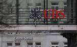 A compra do Credit Suisse pelo UBS criará um gigante bancário sem precedentes na história da Suíça, um país onde o setor bancário é parte integral da identidade nacional. Entenda nas próximas fotos os principais pontos do acordo de R$ 17 bilhões (3 bilhões de francos suíços) concluído neste domingo (19), após intensas negociações envolvendo o governo, reguladores financeiros e o Banco Central