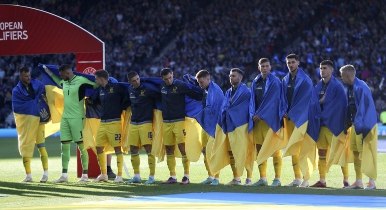 A emocionante apresentação da Ucrânia em Glasgow, todos os jogadores envoltos na bandeira