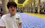 “Queríamos aumentar a conscientização sobre a Ucrânia. Então, decidimos quebrar um recorde com uma boa causa por trás disso. Você está olhando para uma bandeira ucraniana feita de aproximadamente 5.000 caixas de cereal. O recorde anterior era de 4.000, então batemos uma grande quantia', afirma Michael Kotcher, voluntário que participou da ação