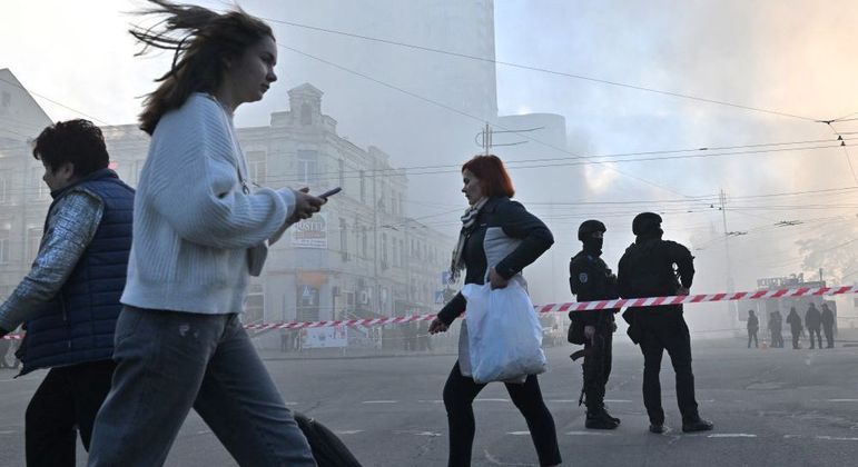 Pessoas andam nas ruas de Kiev após ataque de 'drone suicida'; polícia cercou a área atingida