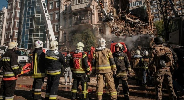 Bombeiros atuam em área atingida por ataque de drone russo nesta segunda-feira (17)