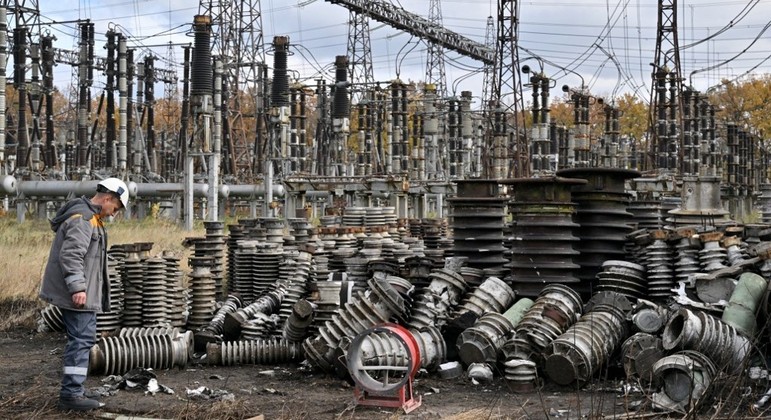 Bombardeios russos deixam ucranianos sem fornecimento de energia