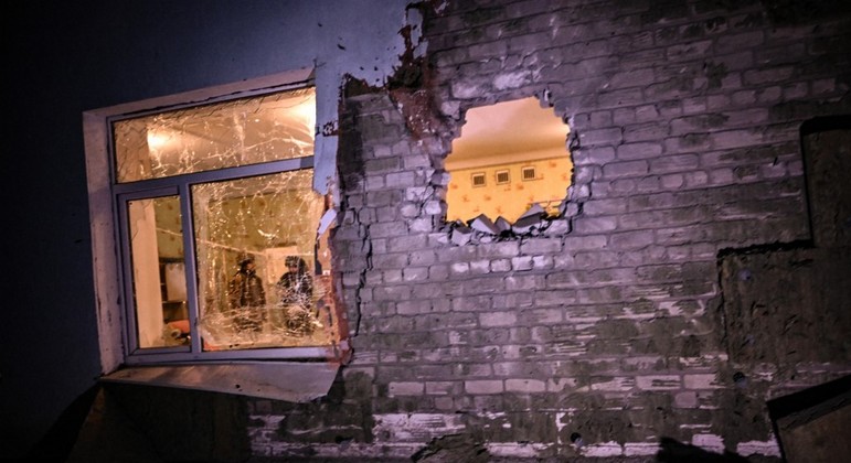 Destroços após bombardeio em Stanytsia Luhanska, na Ucrânia