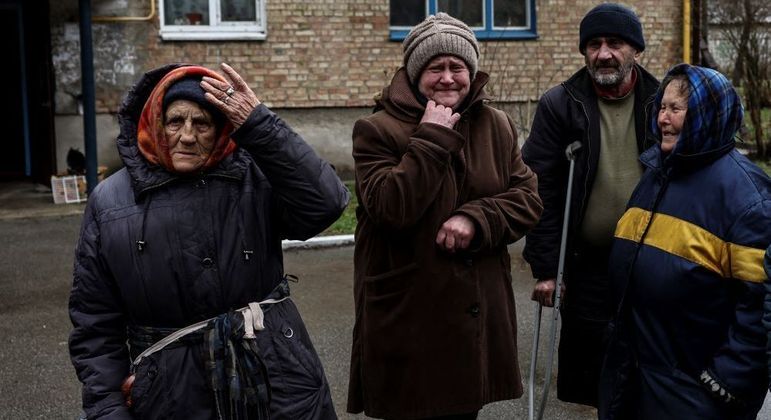 Moradores da cidade de Bucha, próxima de Kiev; Prefeito diz que Rússia matou 280 civis na região