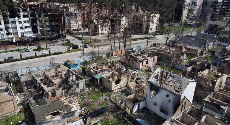Cidade de Irpin, nos arredores de Kiev, foi duramente atacada por militares russos