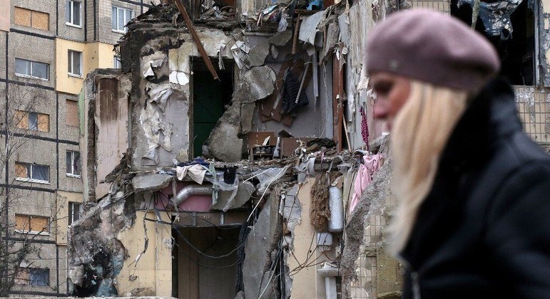 Um desses ataques a alvos civis, em Dnipro, terminou com 45 pessoas
mortas, 80 feridas e 20 desparecidas. De acordo com a Presidência da
Ucrânia, 200 apartamentos foram destruídos no incidente, que não teve autoria
assumida por nenhum dos governos