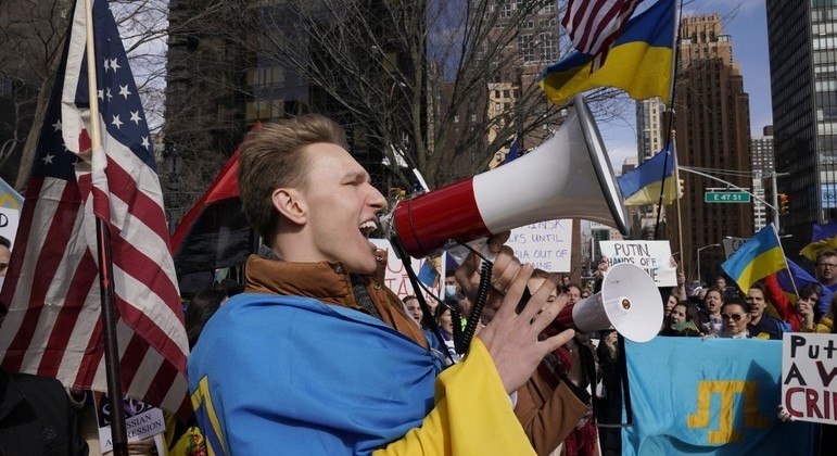 Manifestantes protestam nos Estados Unidos contra guerra na Ucrânia