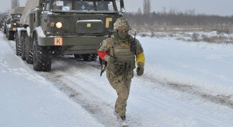 Membro das Forças Armadas da Ucrânia durante exercício militar na região de Kherson