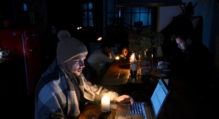 Ucranianos enfrentam a falta de energia elétrica após ataque russos contra a infraestrutura do país
