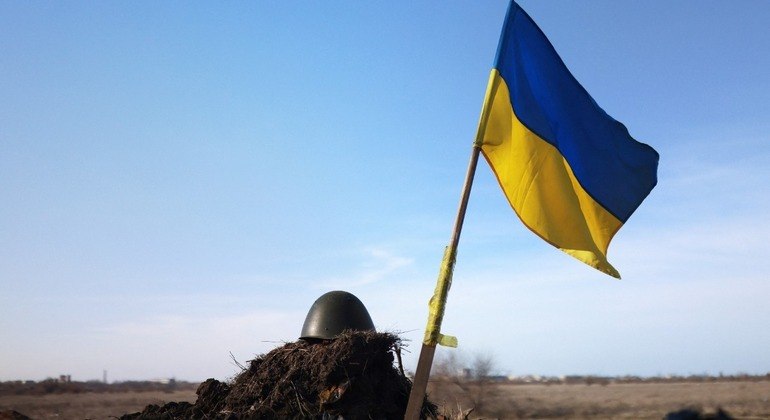 Uma bandeira ucraniana e um capacete de um soldado são vistos em Mykolaiv