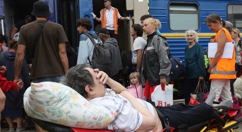 Civis retirados de Donetsk e Luhansk embarcam em trem para a cidade ucraniana de Lviv