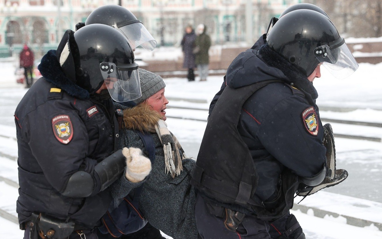 Mulher é presa durante protestos em Kazan, na Rússia (Reuters)