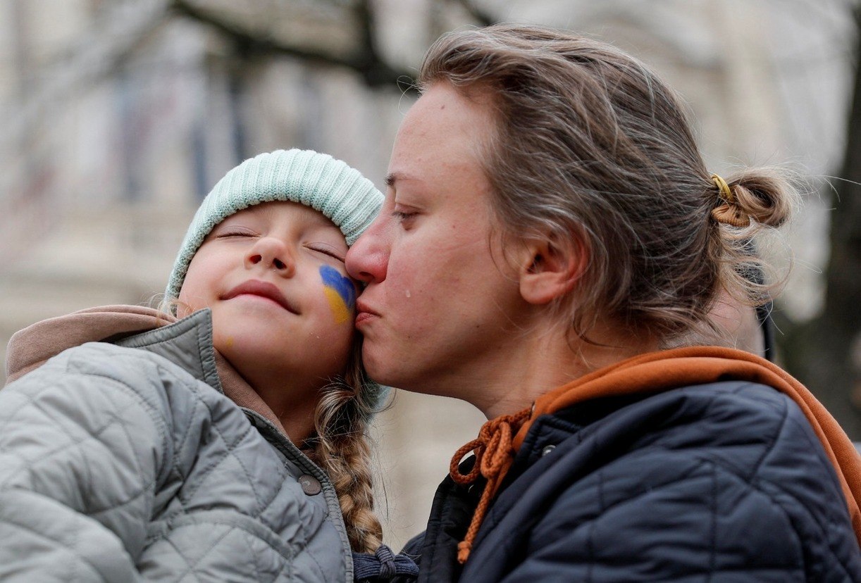 Mãe chora ao protestar ao lado da filha em Istambul (Reuters)