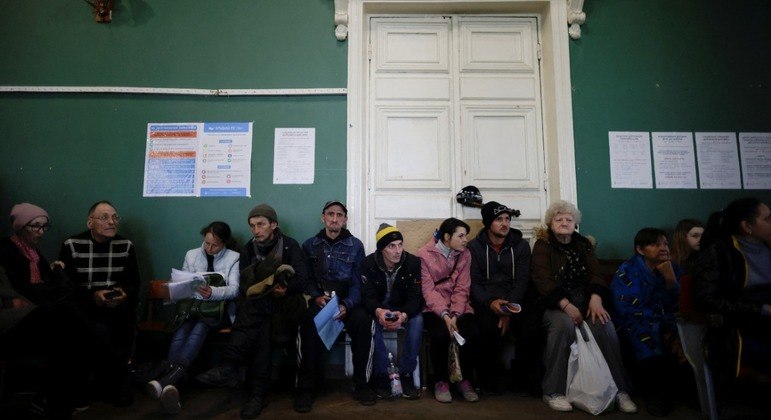 Refugiados esperam para se registrar em um centro para deslocados internos, na Ucrânia