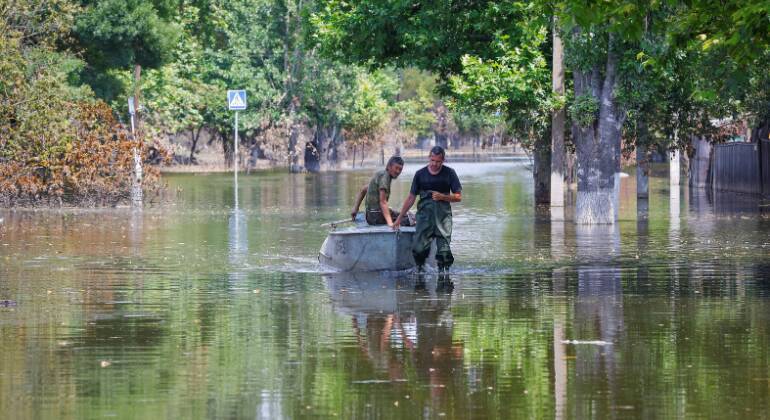 'Mas podemos contar um com os outros', respondeu outra usuária, de região e nome não identificados. As pessoas se esforçam para ajudar da maneira que for possível. Os residentes das regiões inundadas têm recebido suplementos básicos