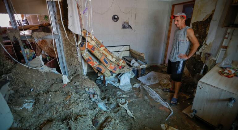 'O governo praticamente nos abandonou', reclama uma usuária do app, em um grupo destinado a voluntários que possam ajudar na situação dos afetados. Centenas de pessoas, de diferentes regiões no entorno da barragem, se comunicam em busca de seus entes queridos, oferecem ou procuram refúgio e passam informações