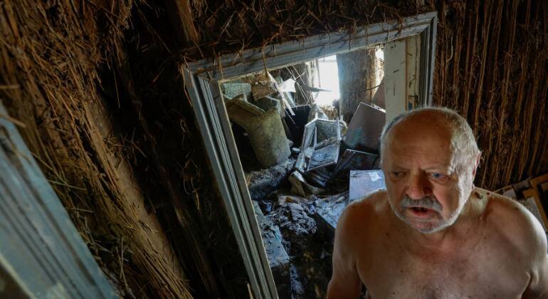 Outra cidade afetada pela água da barragem foi Beryslav, que fica às margens do rio Dnipro. A área, que estava completamente inundada, agora se encontra seca após a queda acentuada do nível da água. A visão da cidade e da margem do rio a partir de Kakhovka mostra claramente a extensão dos danos causados pela tragédia