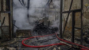 Ataques rusos destruyen cerca de la mitad de la red eléctrica de Ucrania
