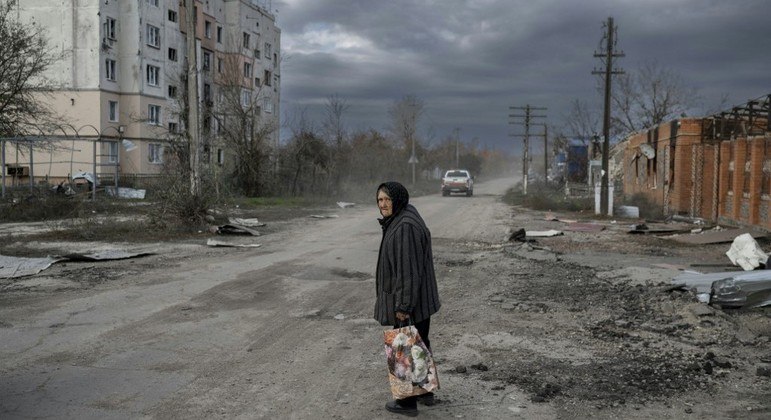 Idosa caminha na região de Kherson, anteriormente ocupada pelas forças russas