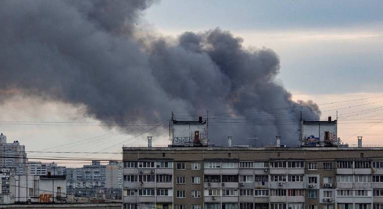 Grande coluna de fumaça é vista em Kiev após explosão