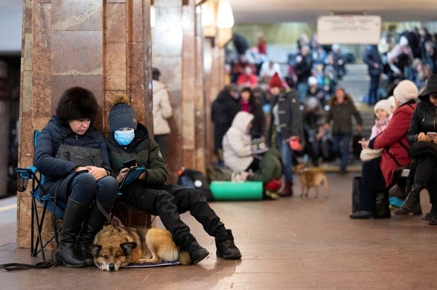 Na capital, várias pessoas e animais domésticos se abrigaram dentro de estações de metrô em meio aos ataques maciços