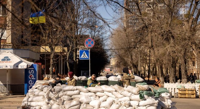 Apesar de retirada russa, Kiev ainda vive resquícios da tentativa de invasão da cidade
