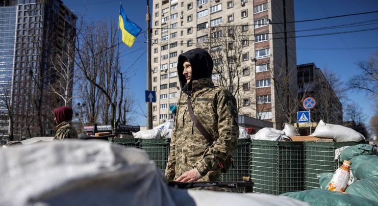 Tropas russas não conseguiram invadir Kiev, defendida por soldados ucranianos e voluntários