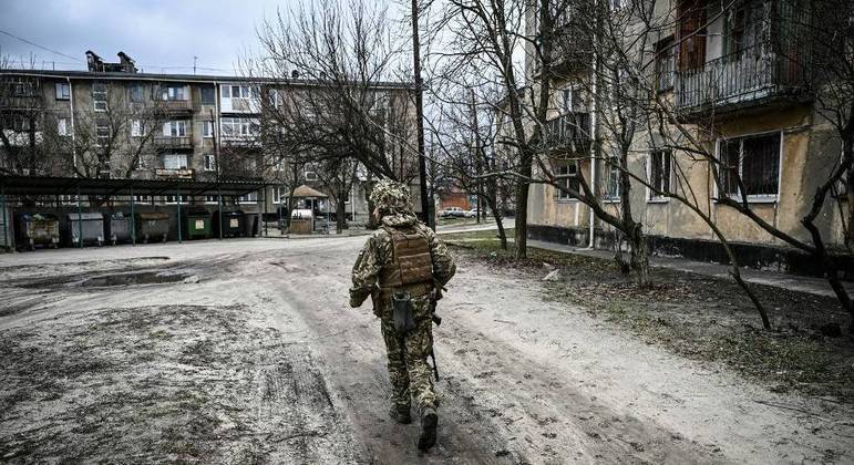 Soldado ucraniano caminha na cidade de Schastia, perto de Lugansk, no leste da Ucrânia