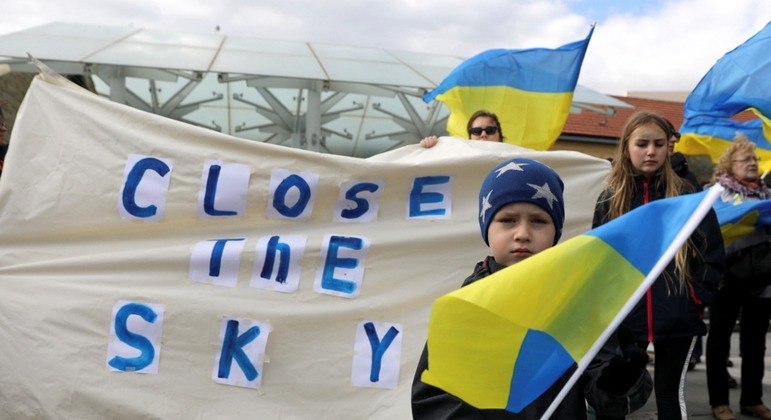 No Chipre, menino segura bandeira ucraniana durante manifestação contra a invasão russa da Ucrânia