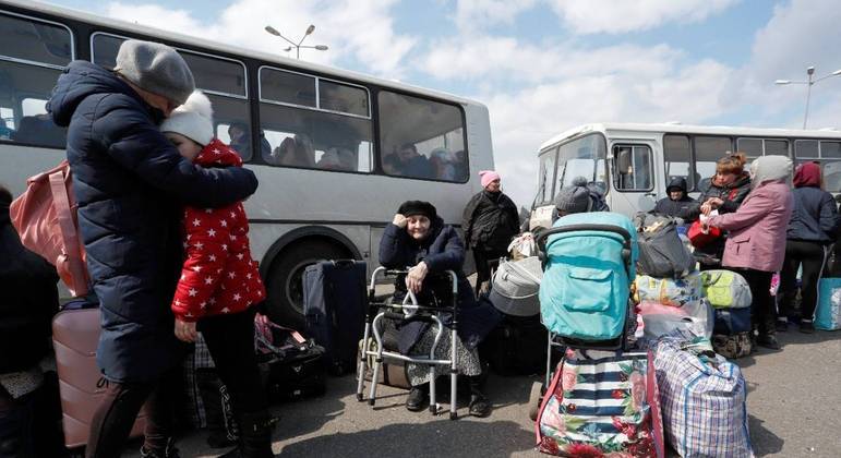 Pessoas aguardam na fronteira para deixar a Ucrânia
