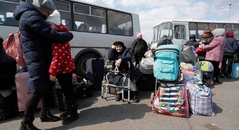 Ucranianos esperam para sair de ônibus de Mariupol