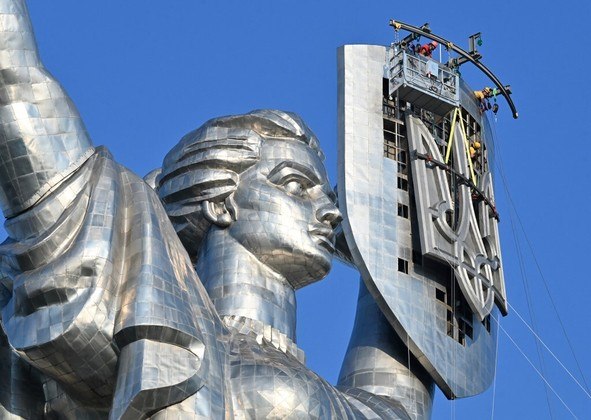 monumento ucrânia retirada símbolo comunista