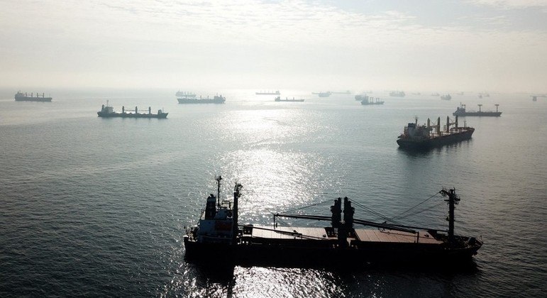 Navios carregados com grãos em Istambul, na Turquia 