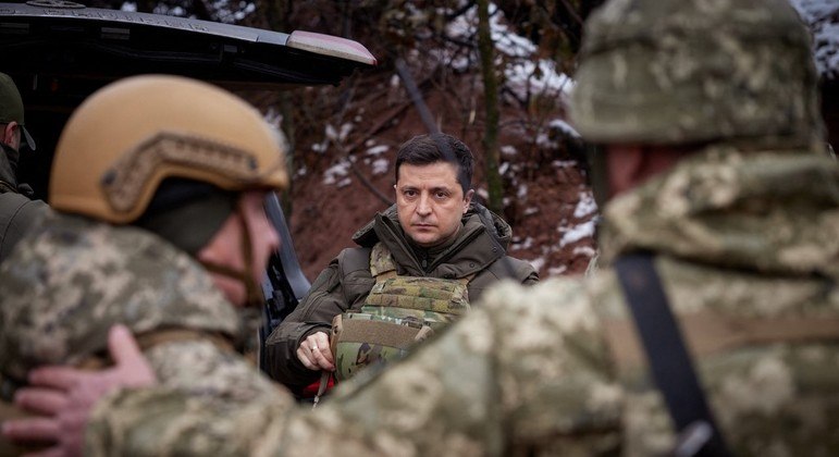 Presidente da Ucrânia, Volodimir Zelensky, visitou soldados na fronteira com a Rússia
