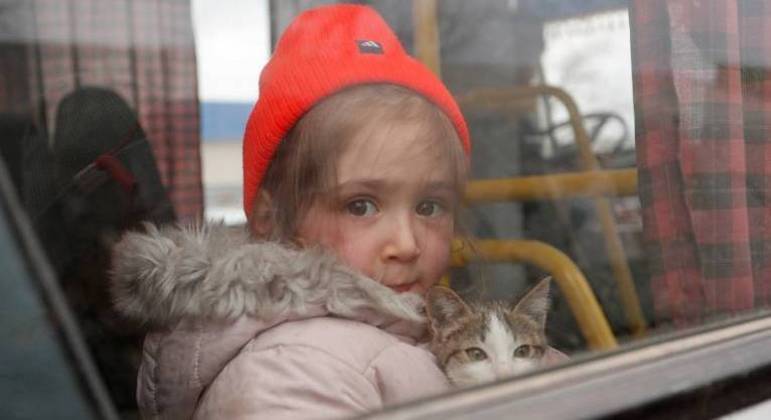 Menina de 3 anos é retirada de Mariupol em meio à invasão russa da Ucrânia