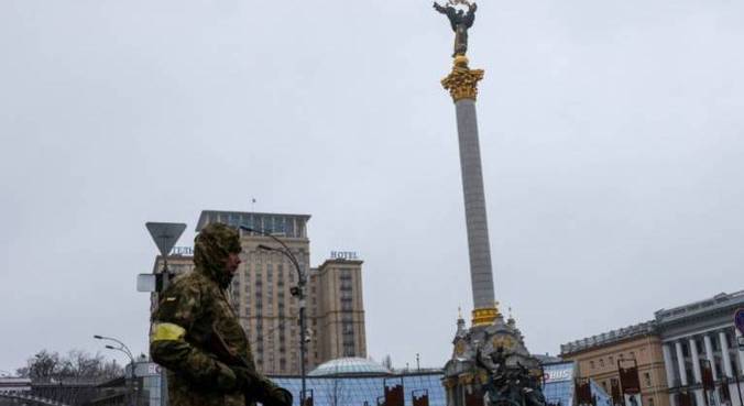 Soldado monta guarda na Praça da Independência, durante invasão russa, em Kiev