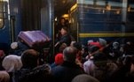 Ucranianos se aglomeram em estação de trem para deixar a Ucrânia e seguir para a Polônia