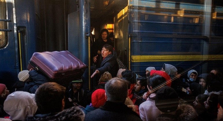 Embarque de pessoas que tentam deixar a Ucrânia de trem