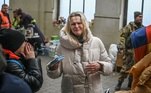 Ucraniana chora ao chegar à estação de trem de Lviv para seguir para a Polônia