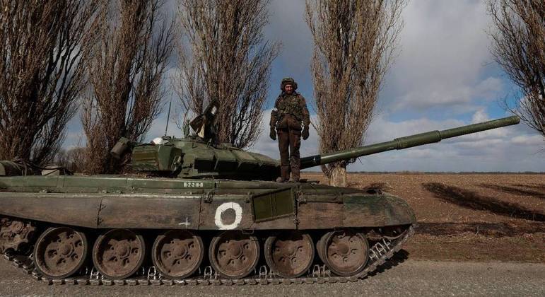 Membro do serviço ucraniano é visto em um tanque russo T-72 capturado na região de Kiev