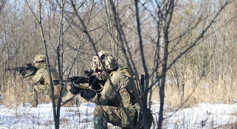 Soldados ucranianos participam de exercícios em meio à tensão com a Rússia
