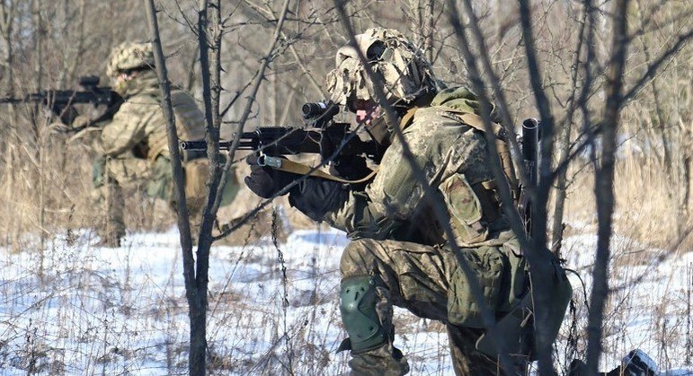 Soldados ucranianos participam de exercícios próximo a fronteira com a Rússia