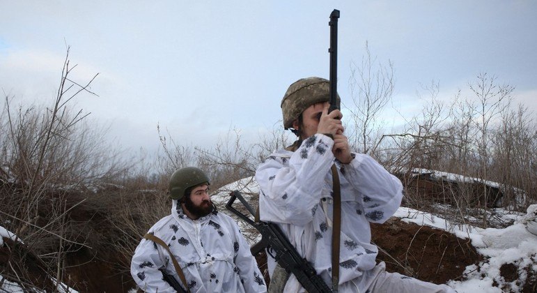 Soldados ucranianos vigiam região de conflito com separatistas pró-Rússia
