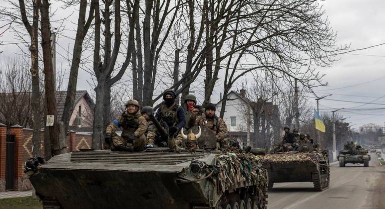 Soldados ucranianos em tanques de guerra
