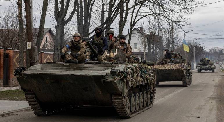 Soldados ucranianos são vistos em tanques, em meio à invasão russa, em Bucha